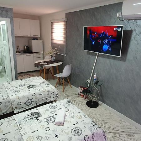 Cozzy Apartment Near The Aiport Podgorica Bagian luar foto