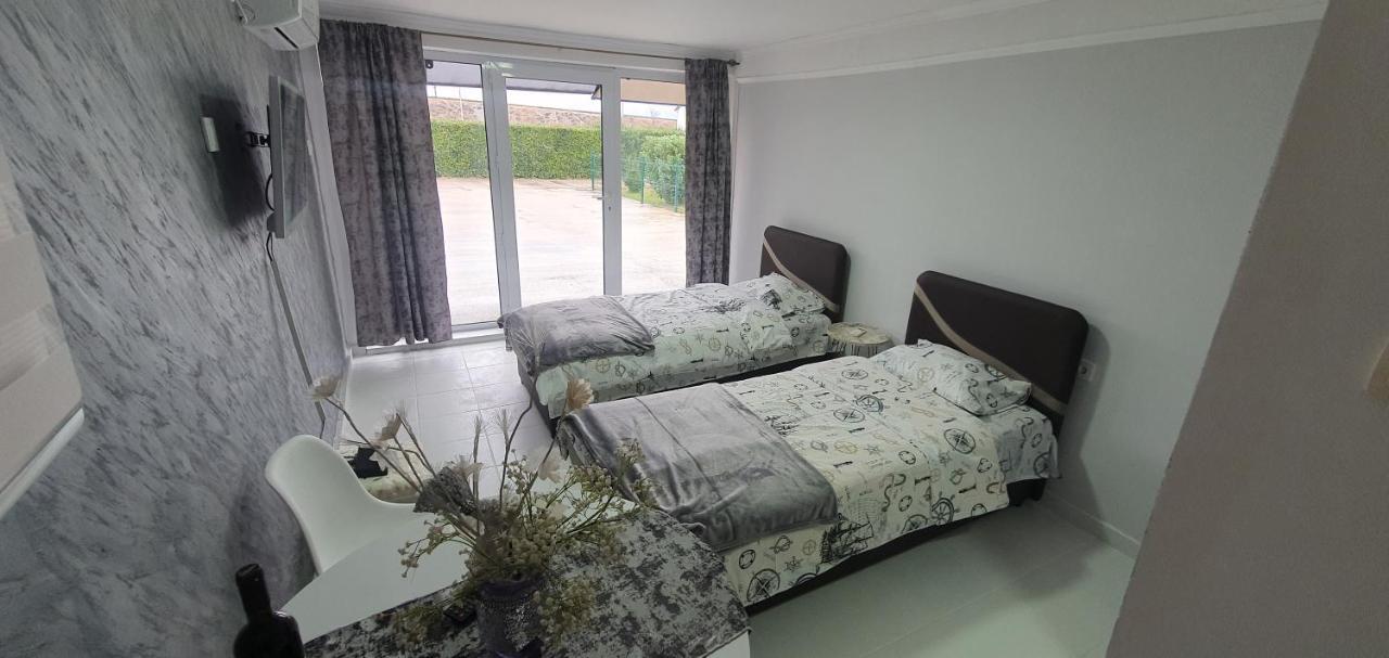 Cozzy Apartment Near The Aiport Podgorica Bagian luar foto